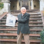 2013 in de cour van het palazzo Cesane della Riva te Serravalle in Italie logerend bij nicht en neef leontine en Gioi Lapasini