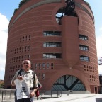 2011 Wim van Berthy bij de Cathédrale in Evry